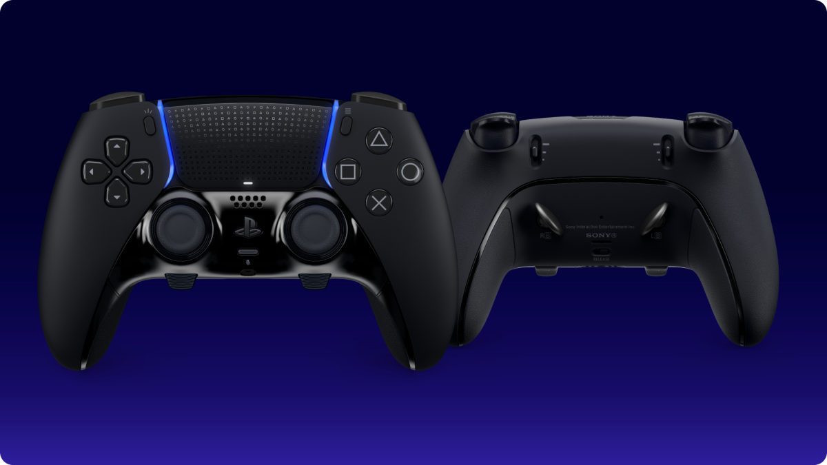 黒いDualSense Edgeの前面と背面を並べたPlayStation公式画像。新型ブラックの外観確認用。