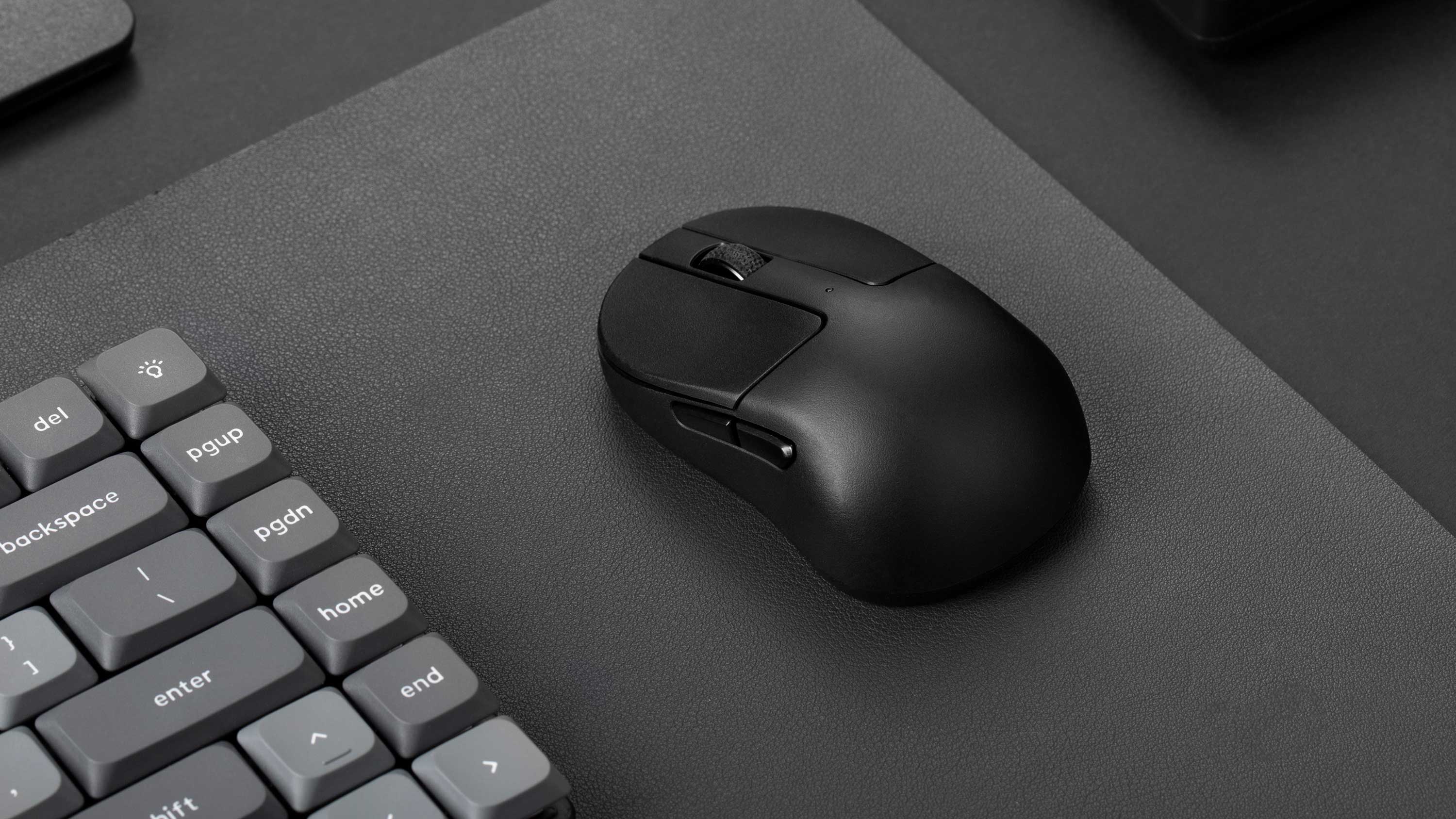 ブラックのKeychron M4 Wireless 4K超小型マウス。メーカー公式画像。