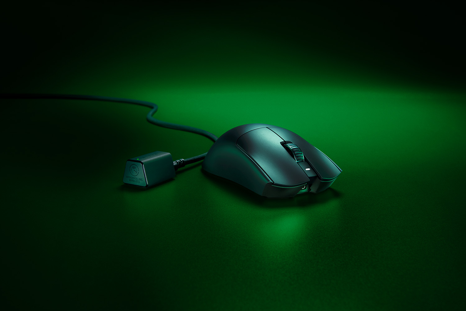 黒いRazer Viper V3 Proを正面斜め上から見て、左右対称形状、左右クリック、ホイール、サイドボタンを確認できる公式商品画像