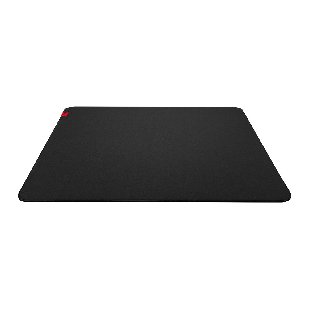 黒いZOWIE G-SR IIIのクロス面、赤いロゴ、低いステッチを斜め正面から確認できるZOWIE公式画像。